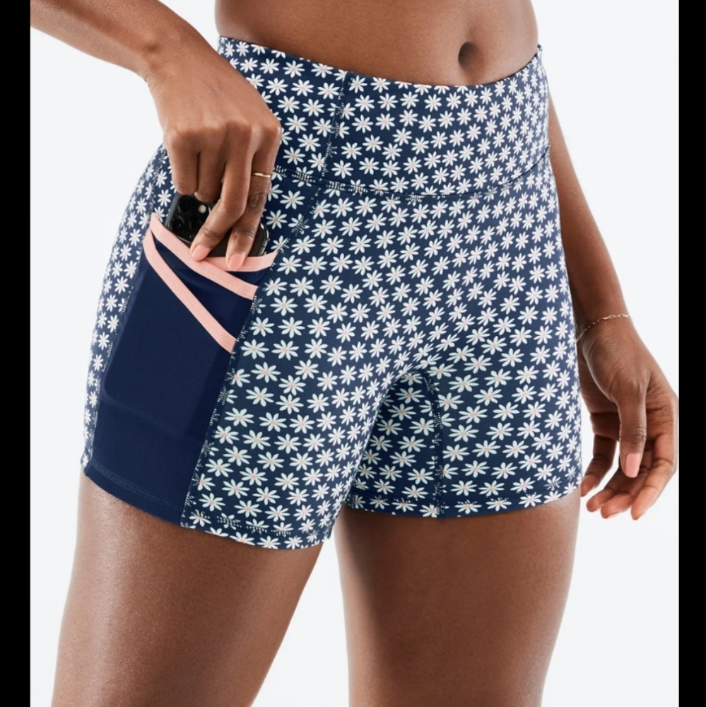 NWT Fabletics Trinity Mid Rise Pocket Short Daisy Print